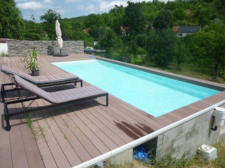 Azurově modrý bazén