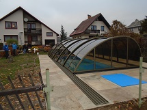 Hohe Schwimmbadüberdachung